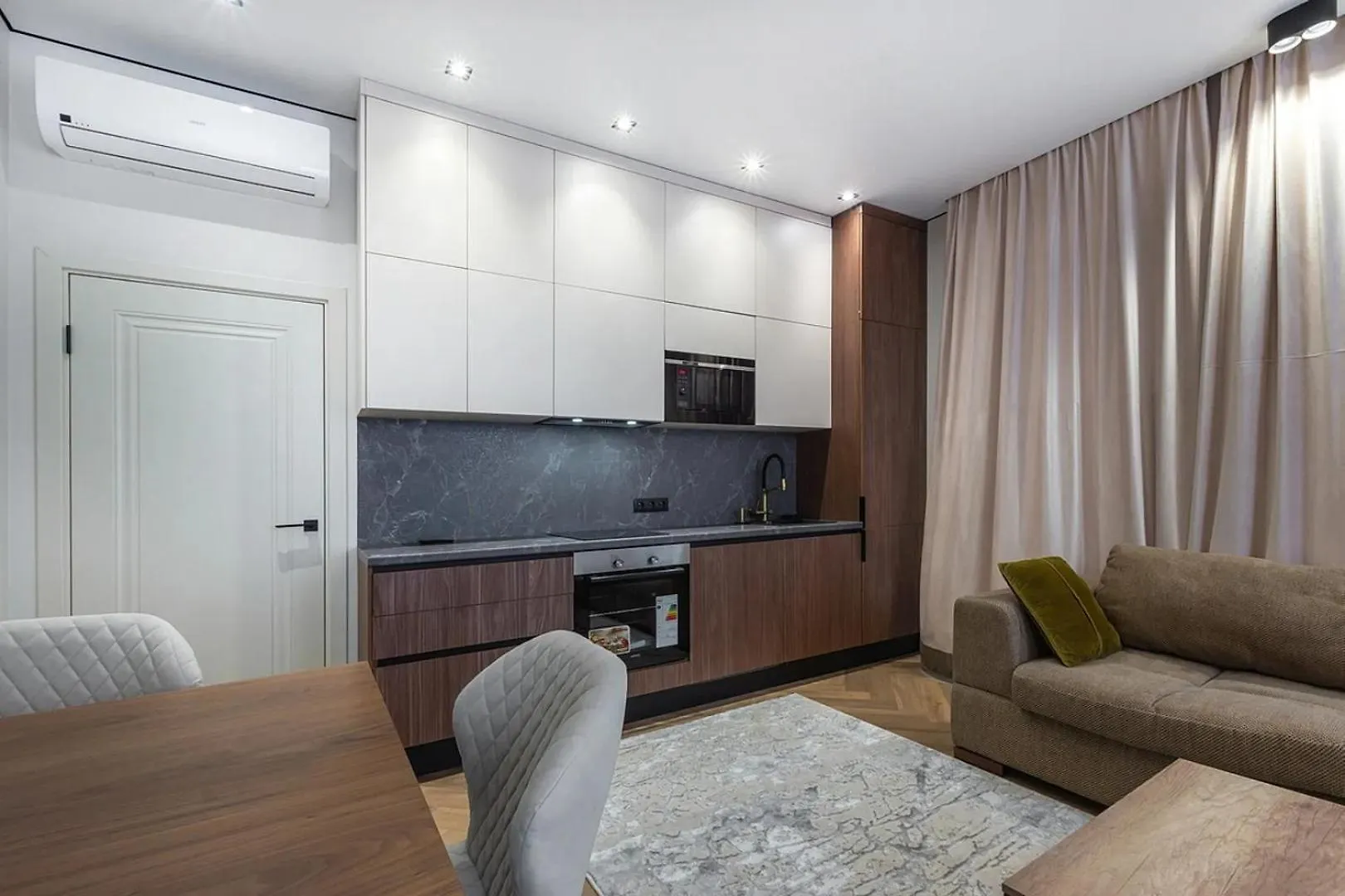Marc & Spacious And Bright Apartment Antwerp